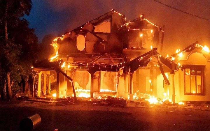 মাহিন্দার বাসভবনে আগুন দিলেন বিক্ষোভকারীরা